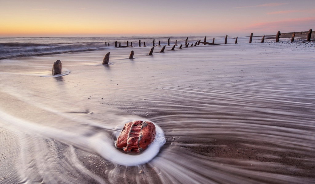 Красный камень на пляже