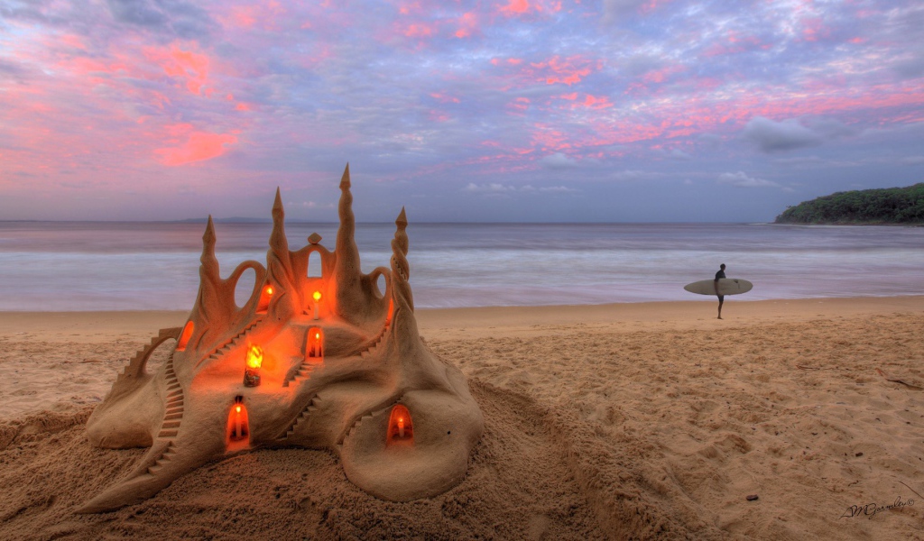 Замок из песка с фонариками