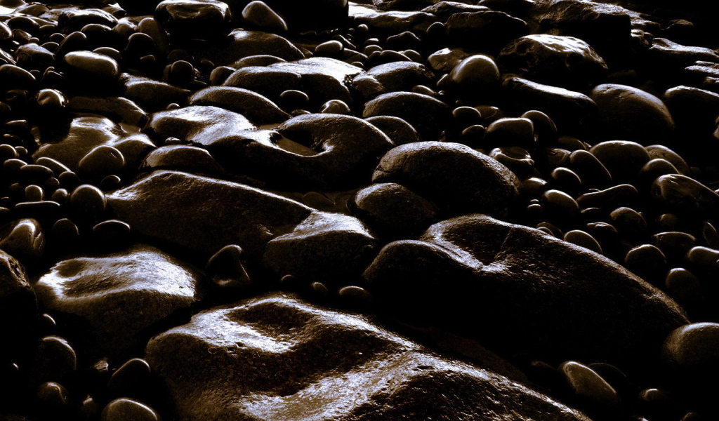 Блестящие коричневые камни