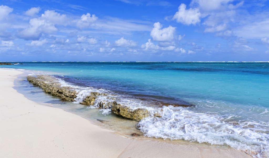 Каменная гряда между морем и пляжем