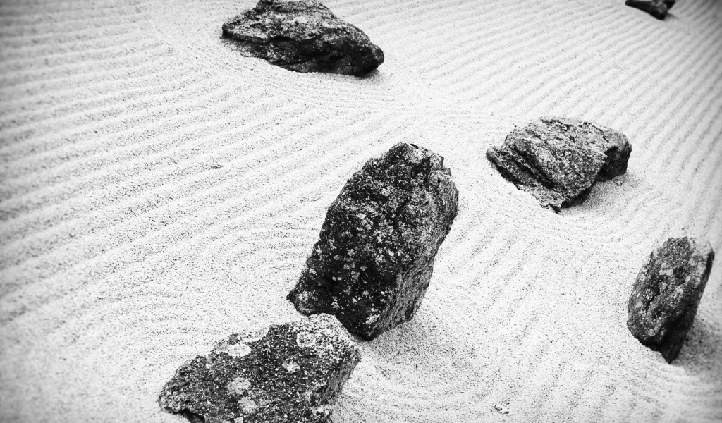 Камни на чистом пляже