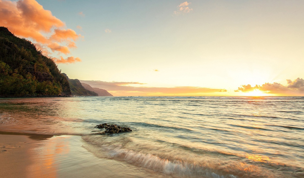 Волны прибоя накатывают на пляж