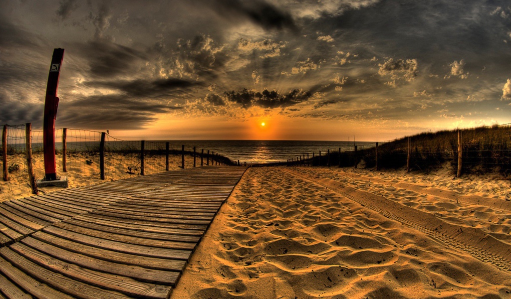 Деревянная дорожка на пляже