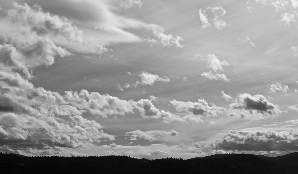 Черно-белое фото облаков
