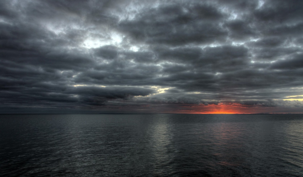 Облака над морем после заката