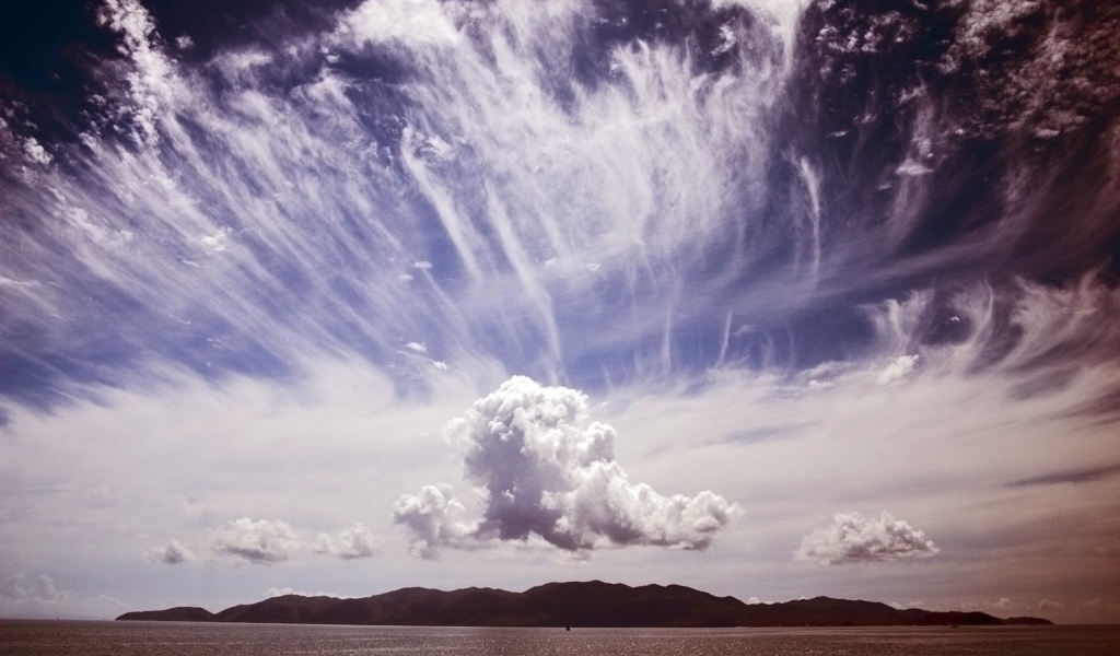 Кучевое облако ниже перистых облаков