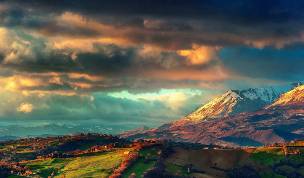 Кучевые облака над сельской местностью среди гор