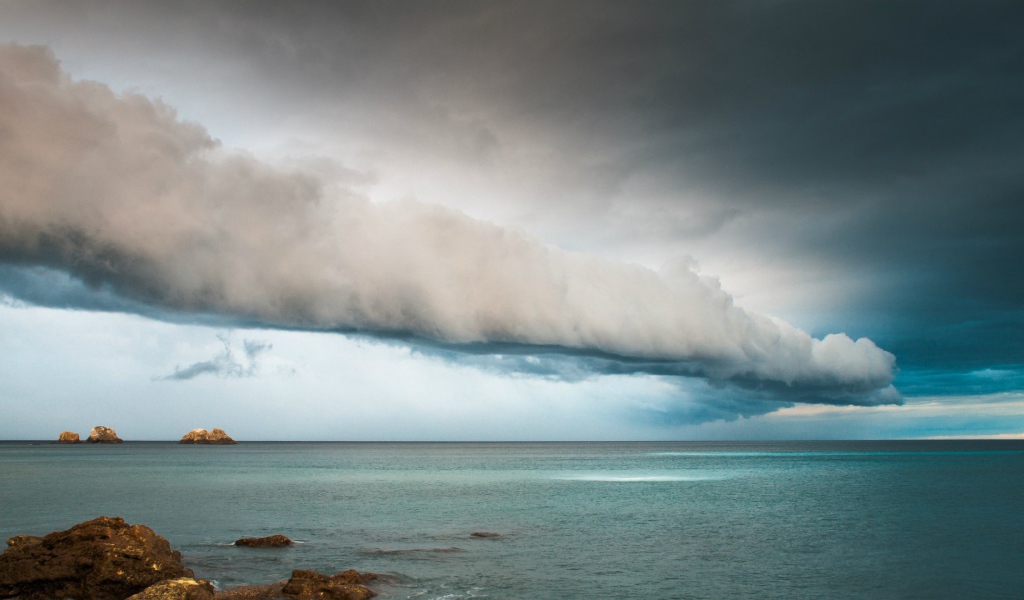 Кучевое облако над морем