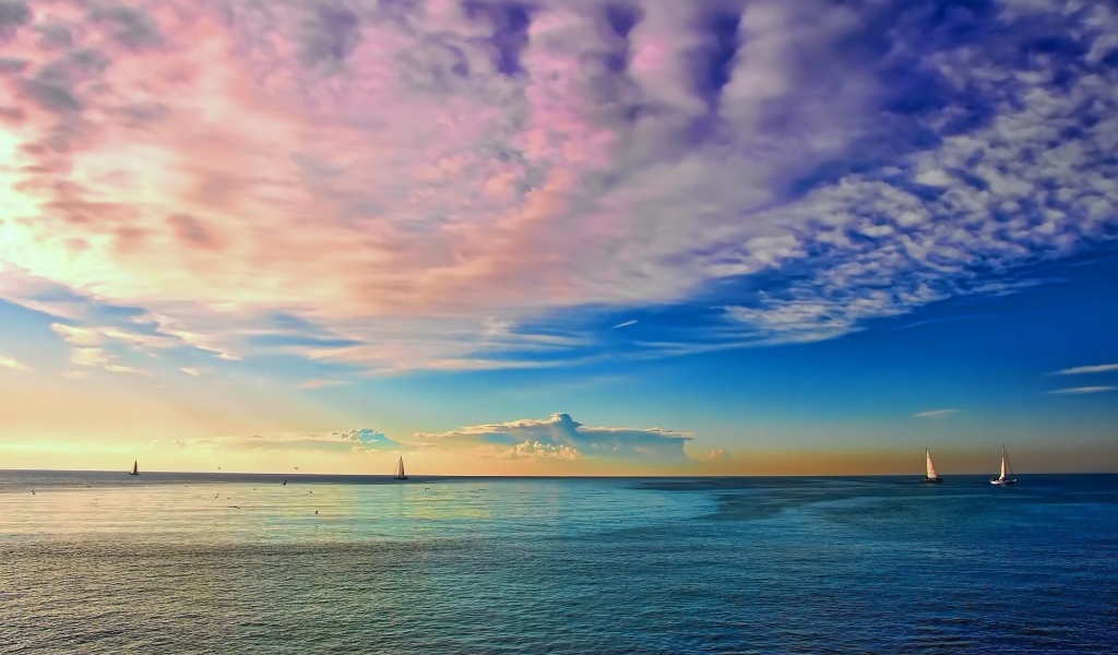 Нежные розовые облака над заливом