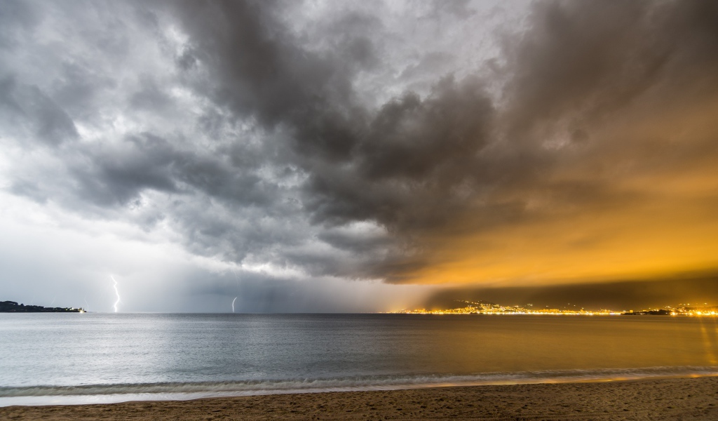 Формирование грозы над заливом