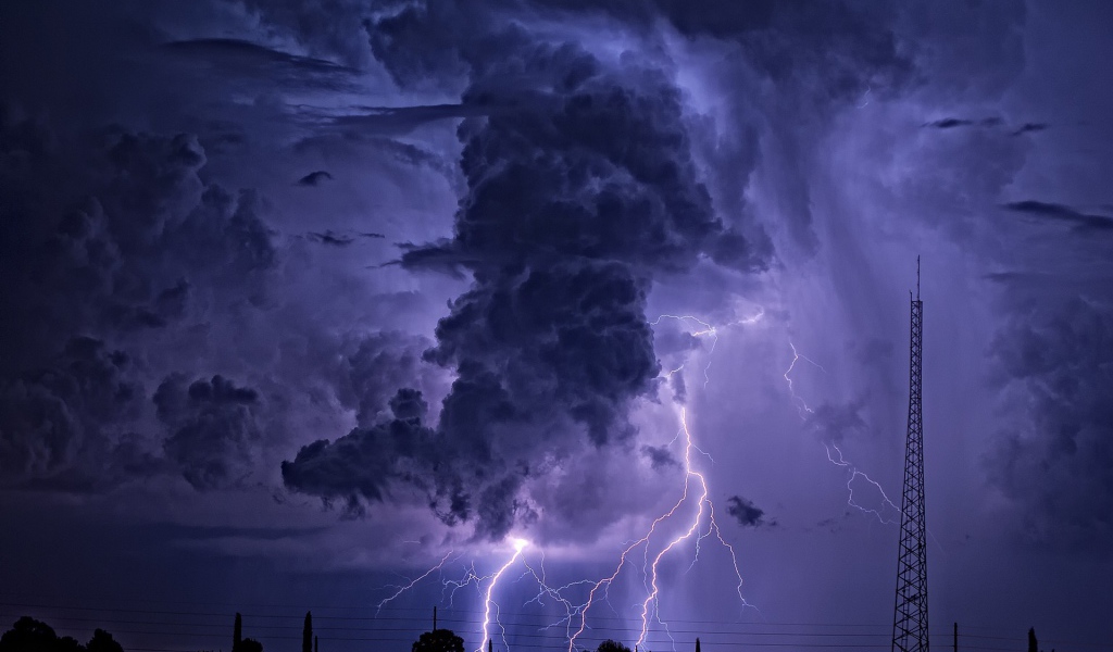 Молнии бьют из облака похожего на цилиндр