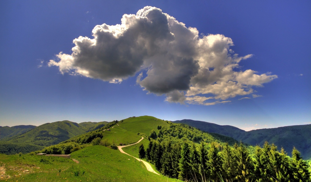 Одинокое облако над холмом