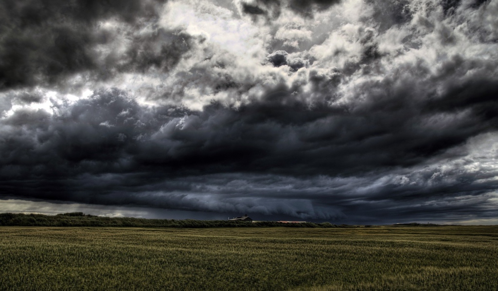 Мощный грозовой вал над фермой