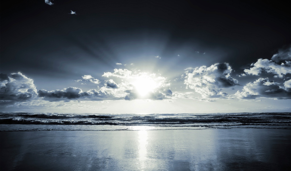 Лучи света сквозь облака над горизонтом