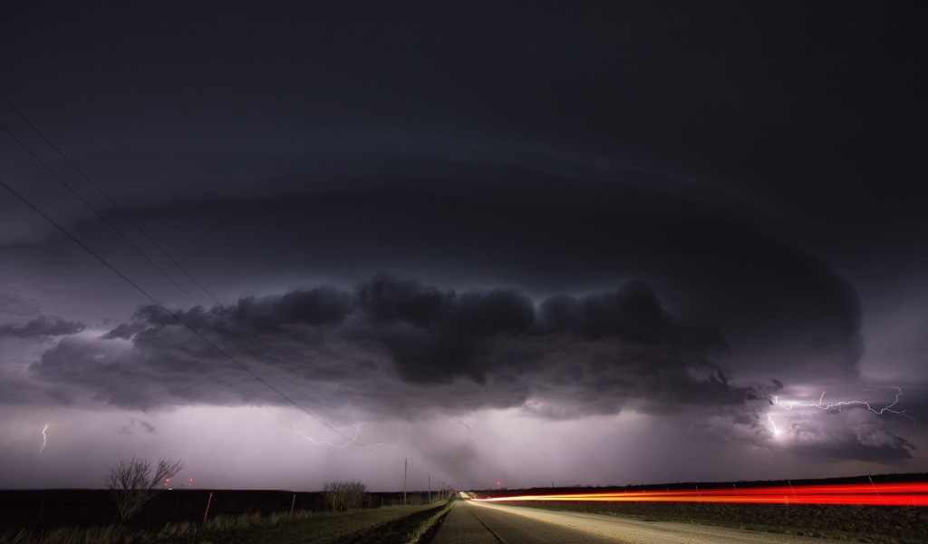 Круглое черное грозовое облако