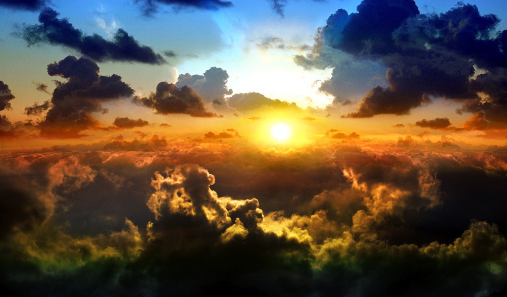 Солнце среди темных облаков над землей