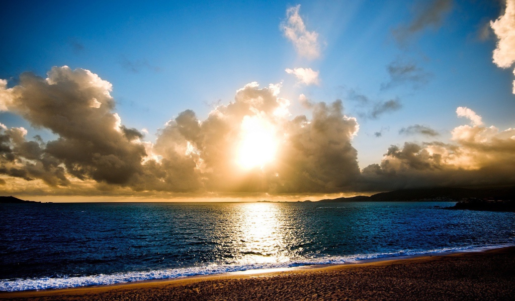 Солнце в пушистых облаках