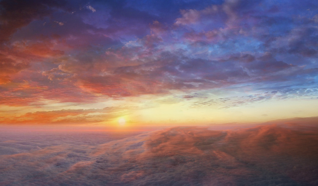 Закат над густыми облаками