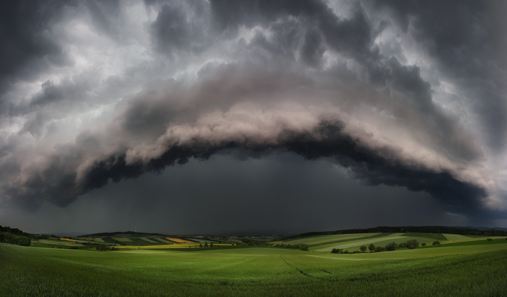 Черное облако супер шторма