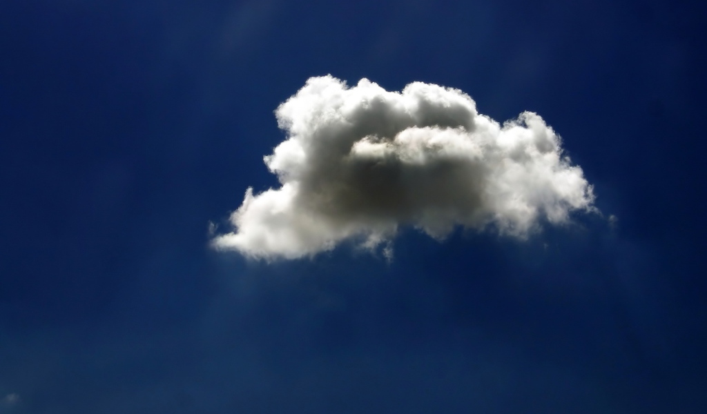 Маленькое облако в лучах солнца