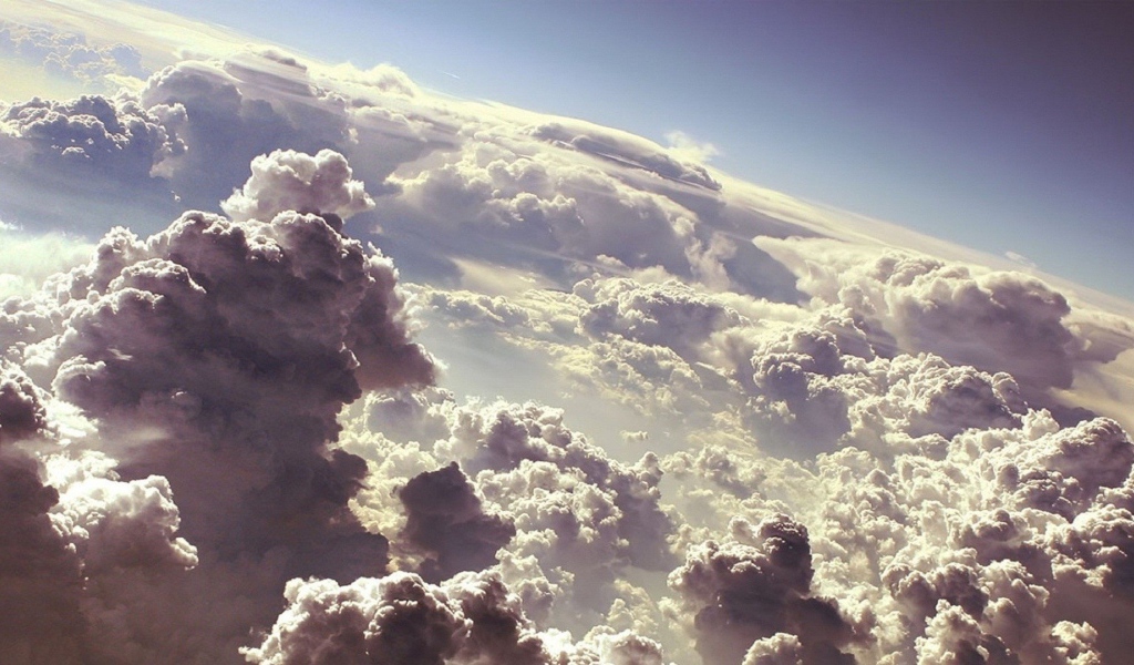 Густые облака над землей