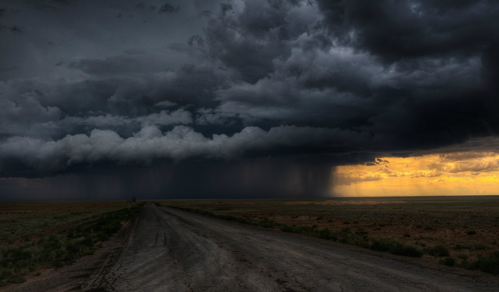 Грозовая туча над фермерским полем