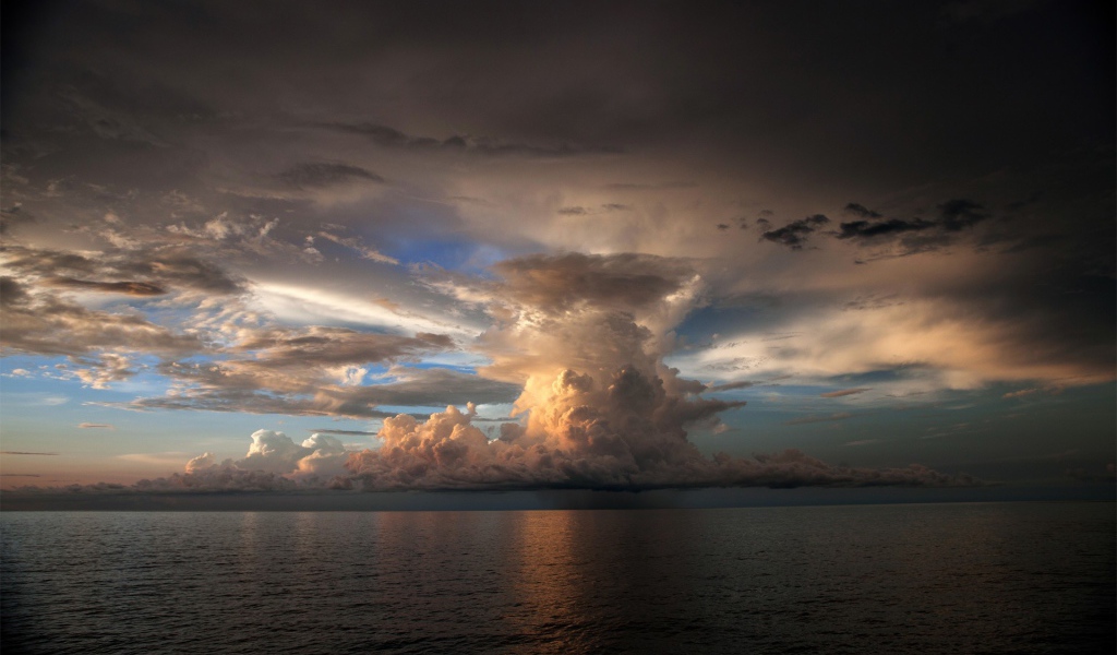 Над морем формируется торнадо