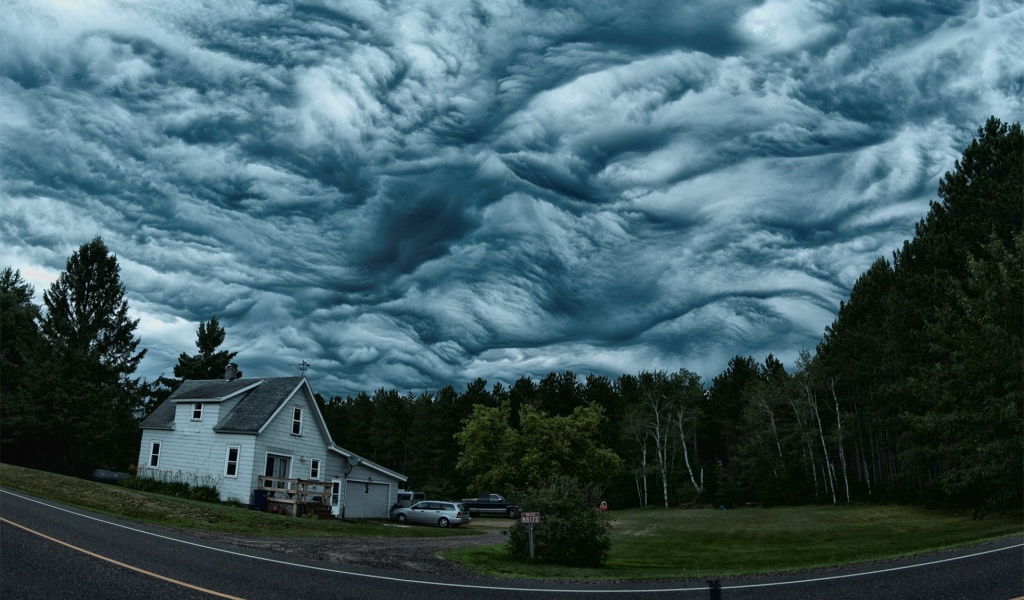 Необычные облака в небе над лесом