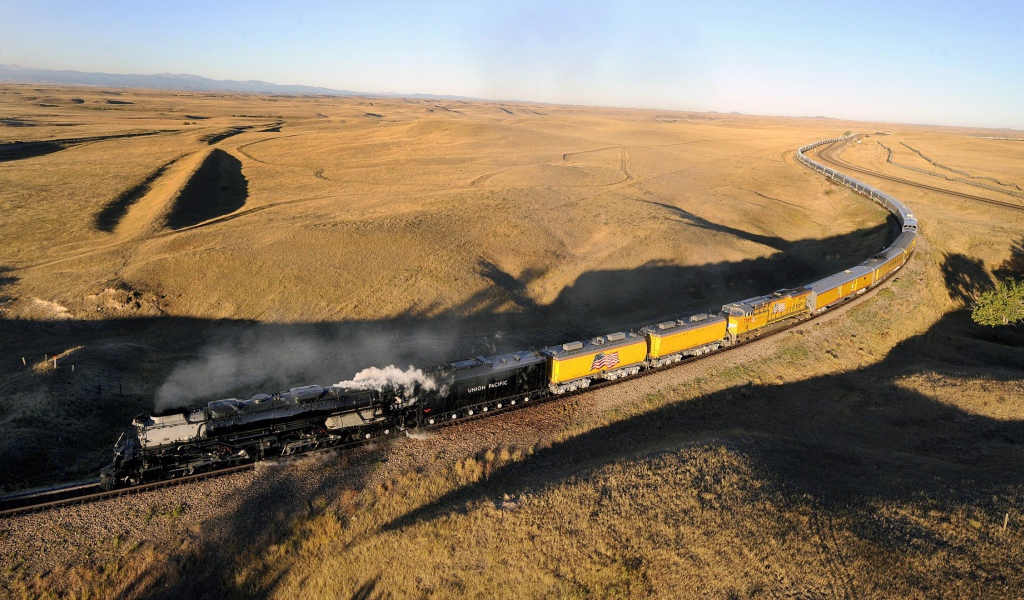 Поезд на железной дороге в пустыне