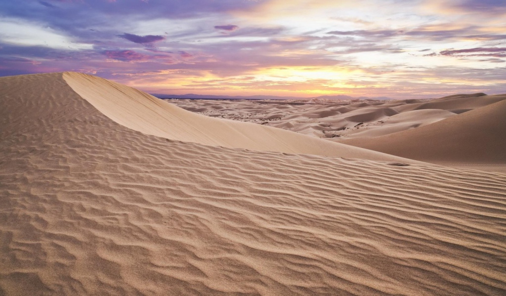 Бежевый песок в пустыне