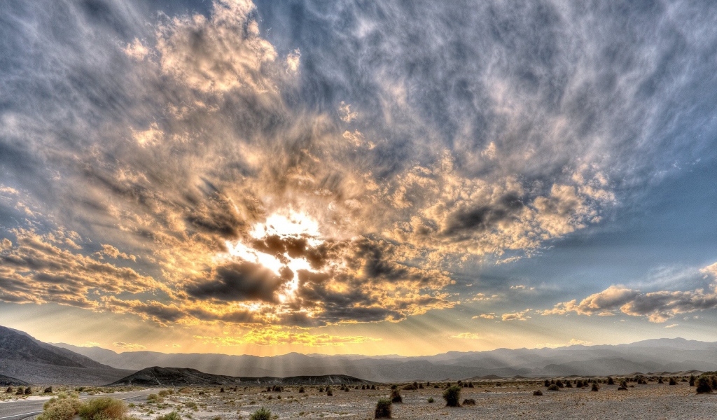 Тучи скрыли солнце над пустыней