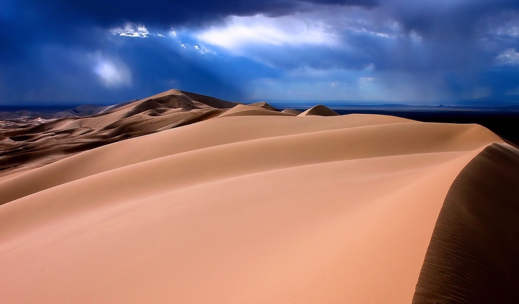 Барханы скрываются в синей дымке