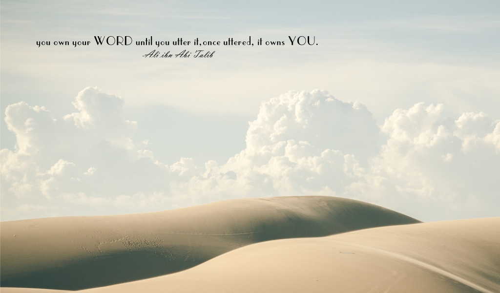 Надпись на фоне облаков и пустыни