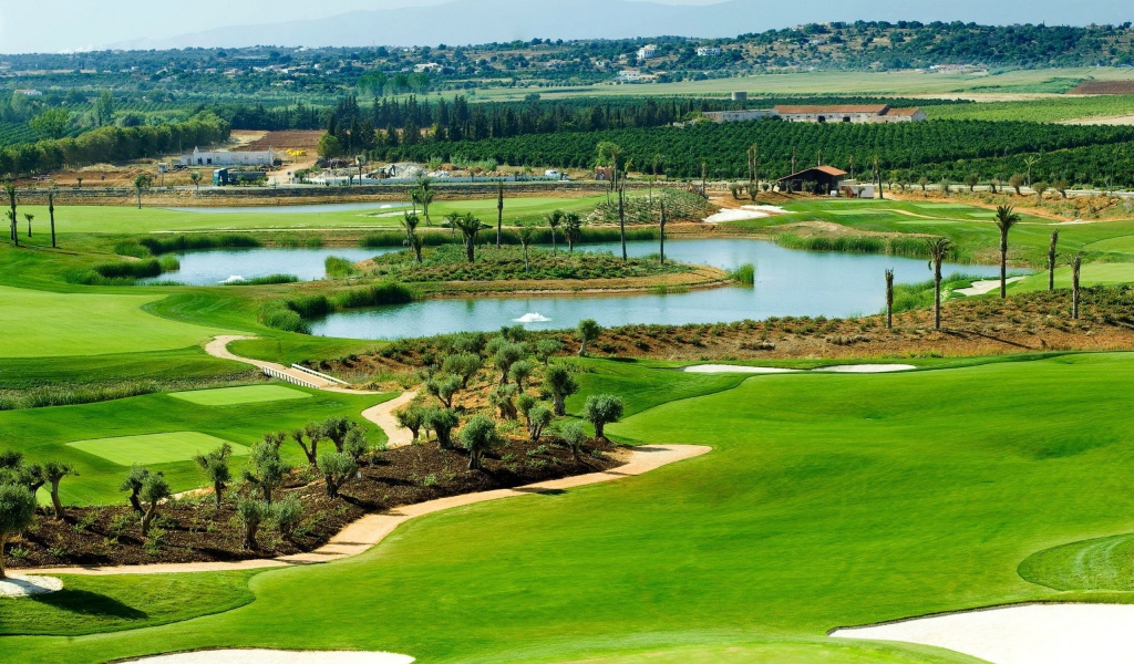 Роскошное поле в загородном гольф клубе