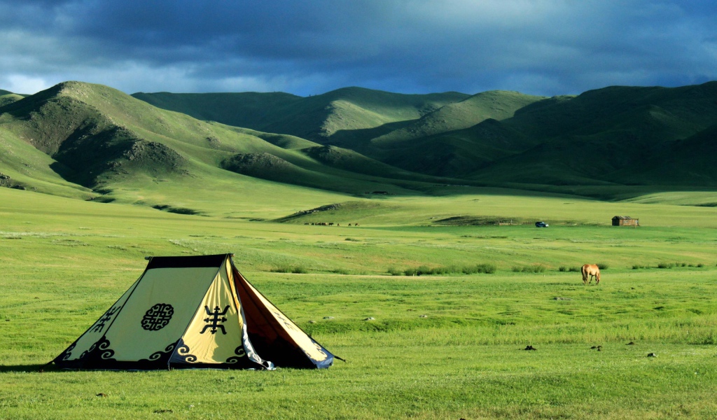 Шатер кочевников в поле