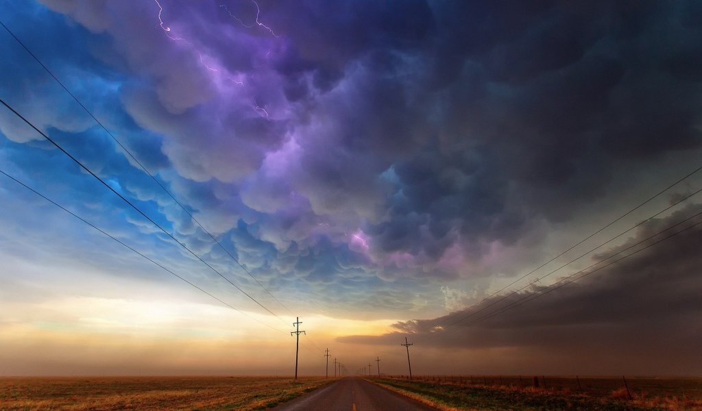 Сильная гроза над полями