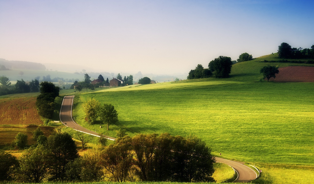 Дорожка к ферме у края поля