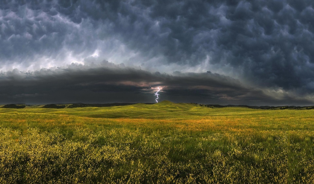 Гроза приближается к зеленому полю
