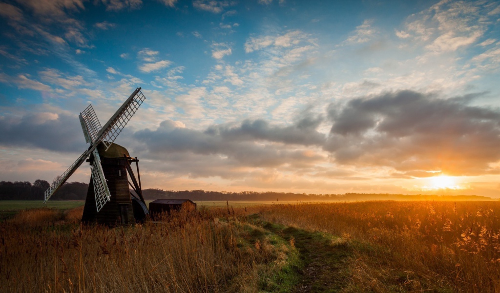 Мельница среди поля на фоне заката