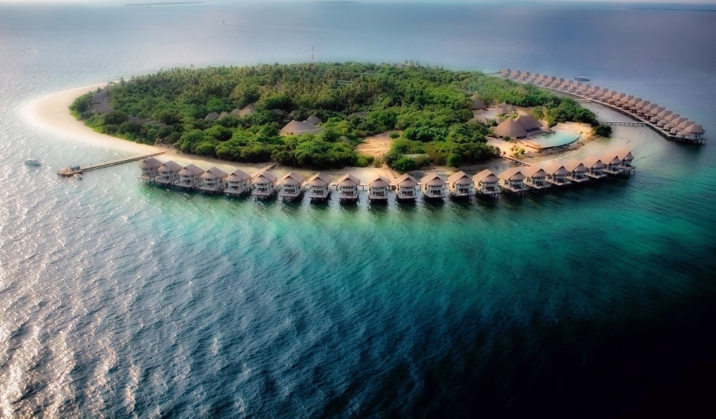 Домики вокруг острова в океане