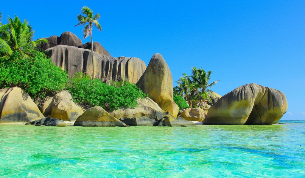 Огромные гладкие камни на тропическом острове