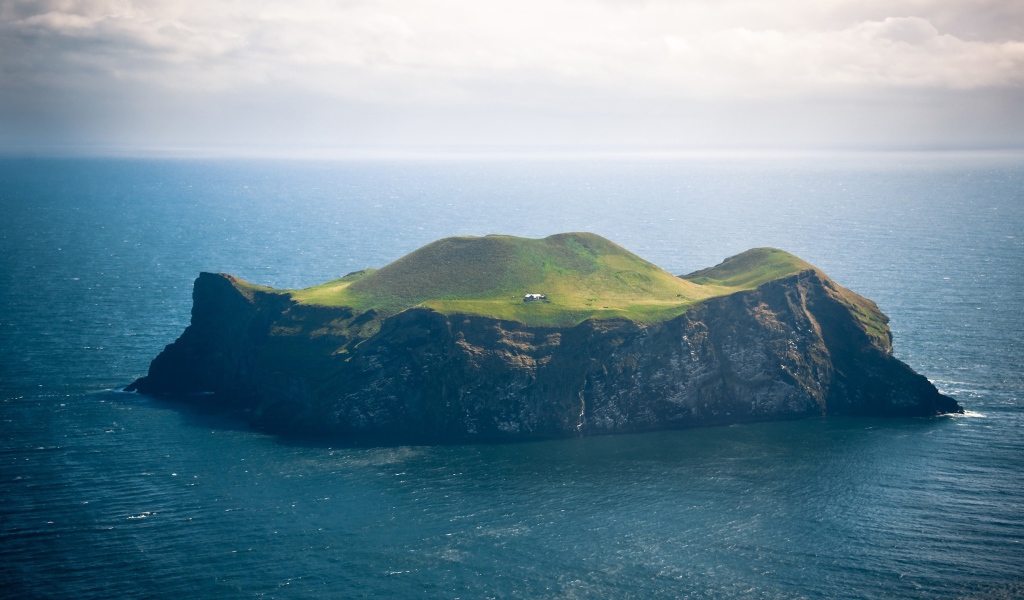 Остров недалеко от Исландии