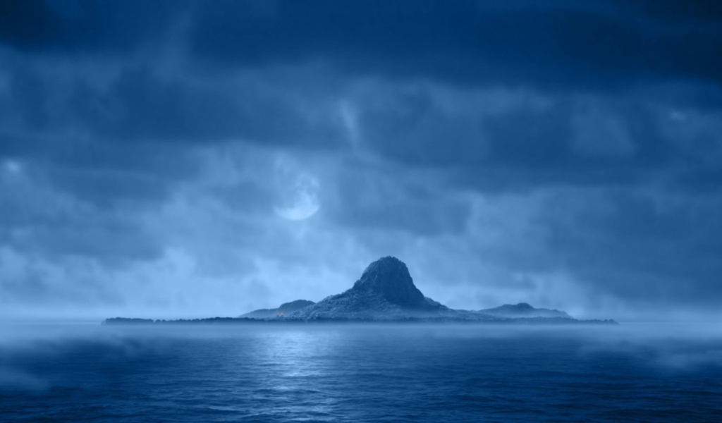 Остров среди тумана на море