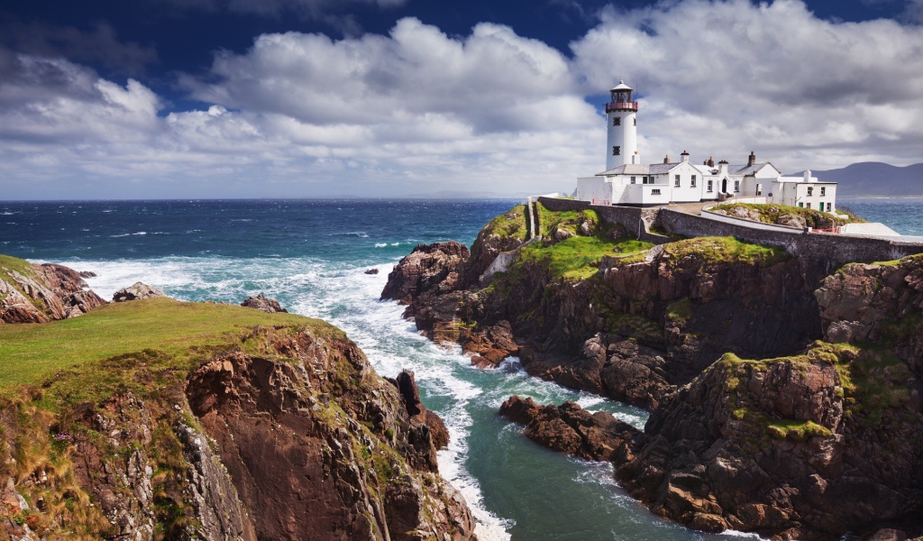 Маяк на острове у берега