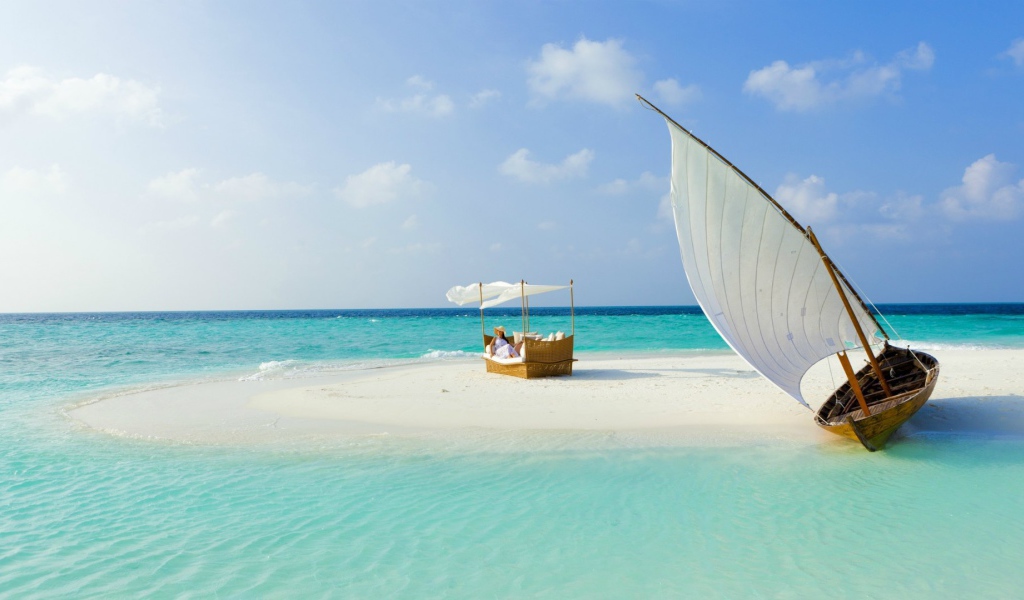 Парусная лодка у песчаного островка