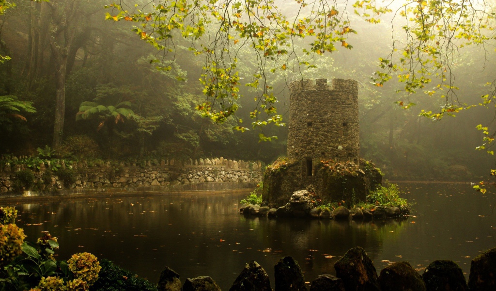 Каменная башенка на острове