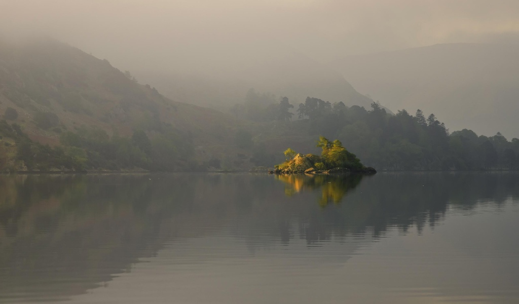 Остров на туманном озере