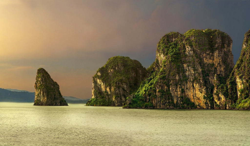 Острова скалы в тропическом море
