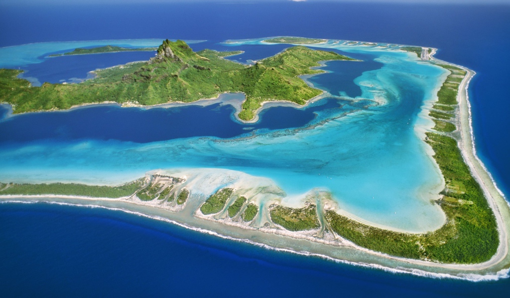 Рифы вокруг островка в океане