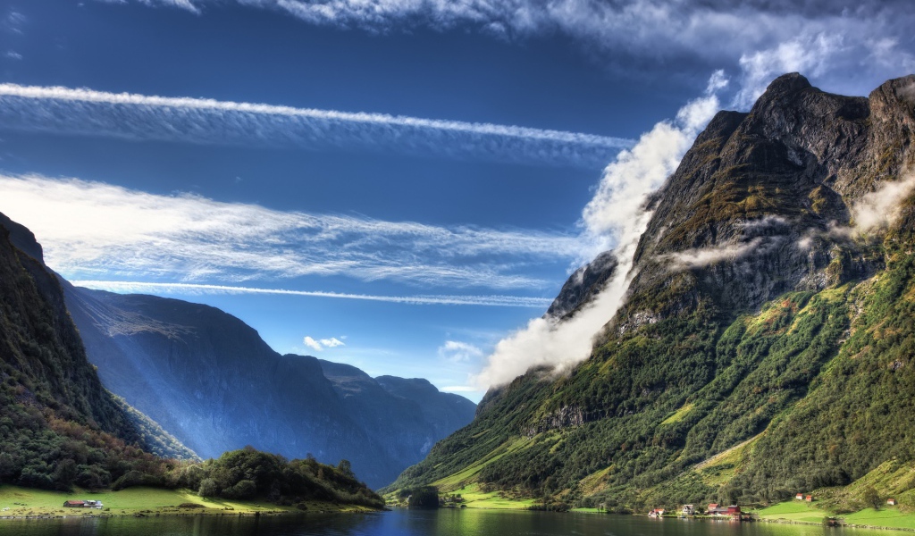 Полосы облаков над горами